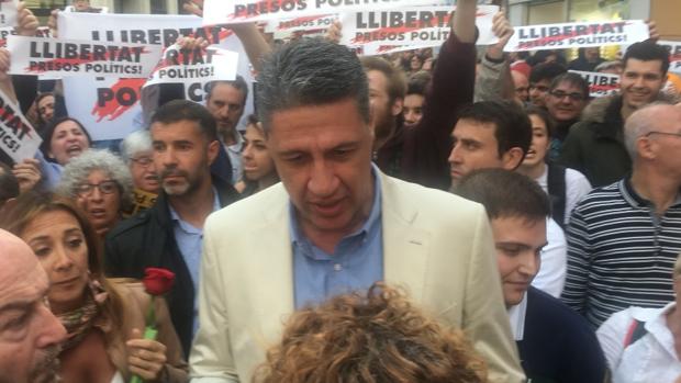 El exalcalde de Badalona rodeado por los independentistas